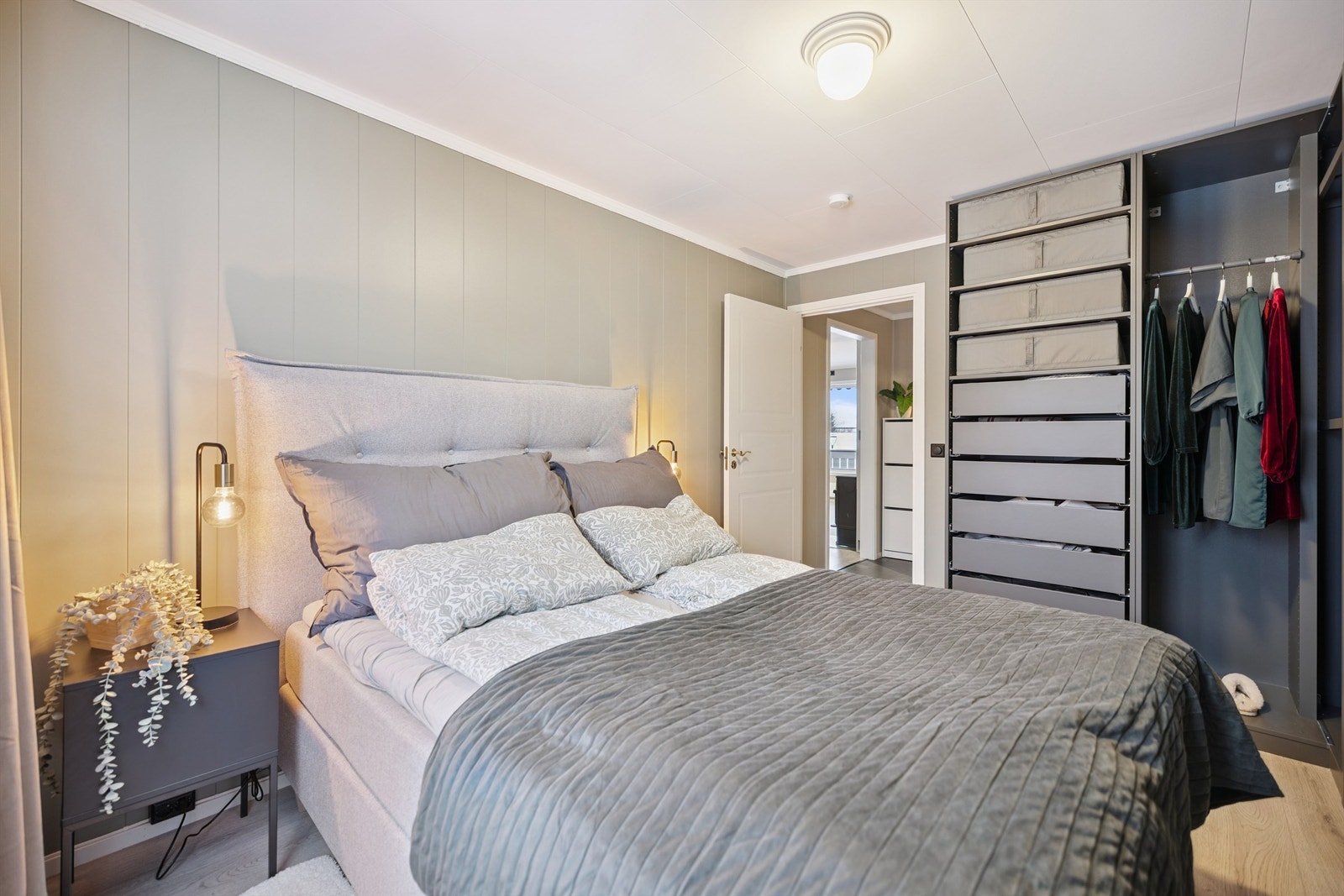 Det andre soverommet er også av god størrelse, med plass til seng og oppbevaring. Galleribilde