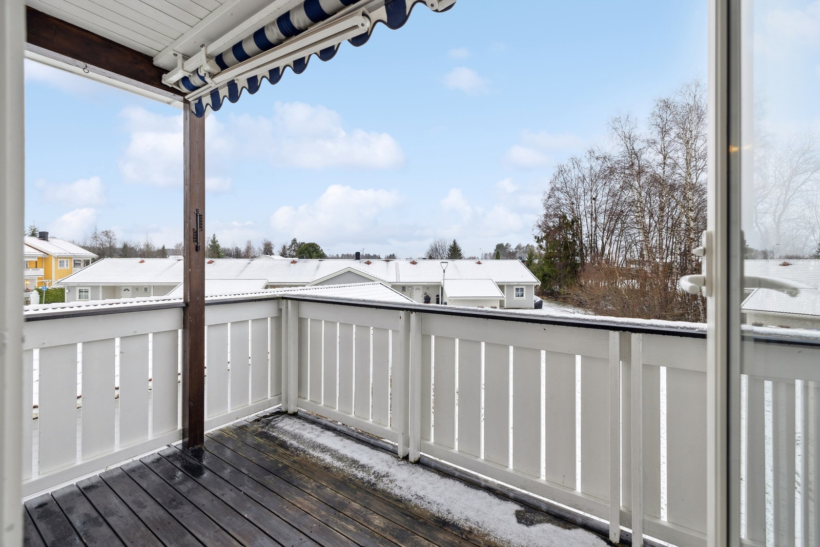 Fra stuen er det utgang til en vestvendt og delvis overbygget balkong på 6 m². Galleribilde