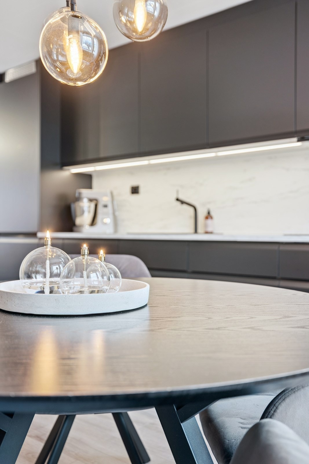 Benkeplaten i laminat har en moderne komposittvask og ettgreps blandebatteri. Galleribilde