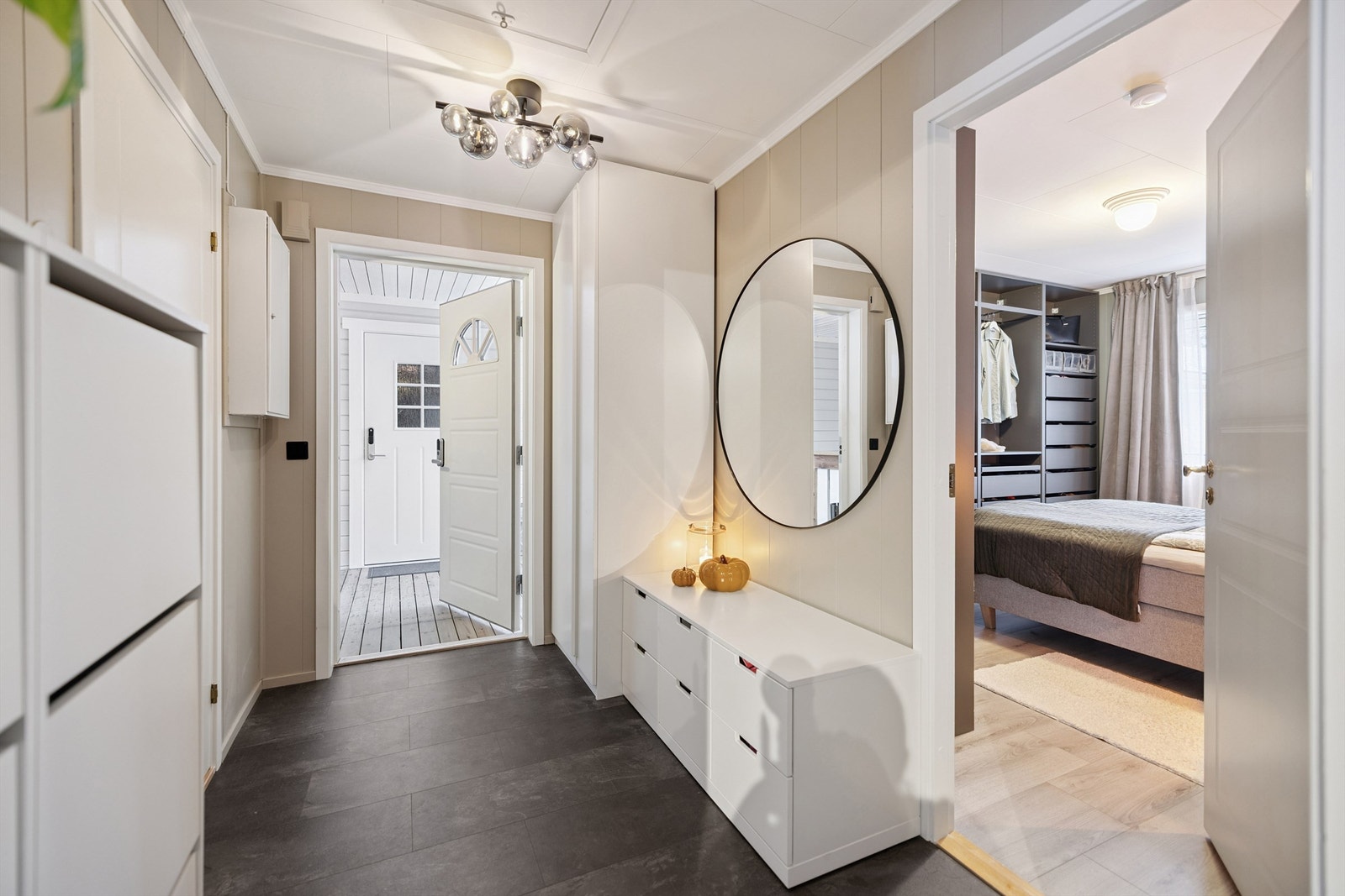 Sikringsskapet med automatsikringer og digital strømmåler er plassert i entréen. Galleribilde