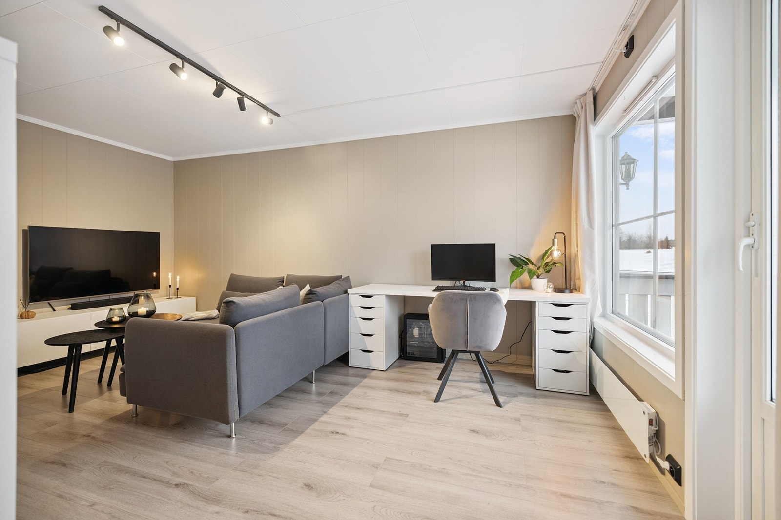 Store vindusflater med 2-lags isolerglass gir gode lysforhold. Galleribilde