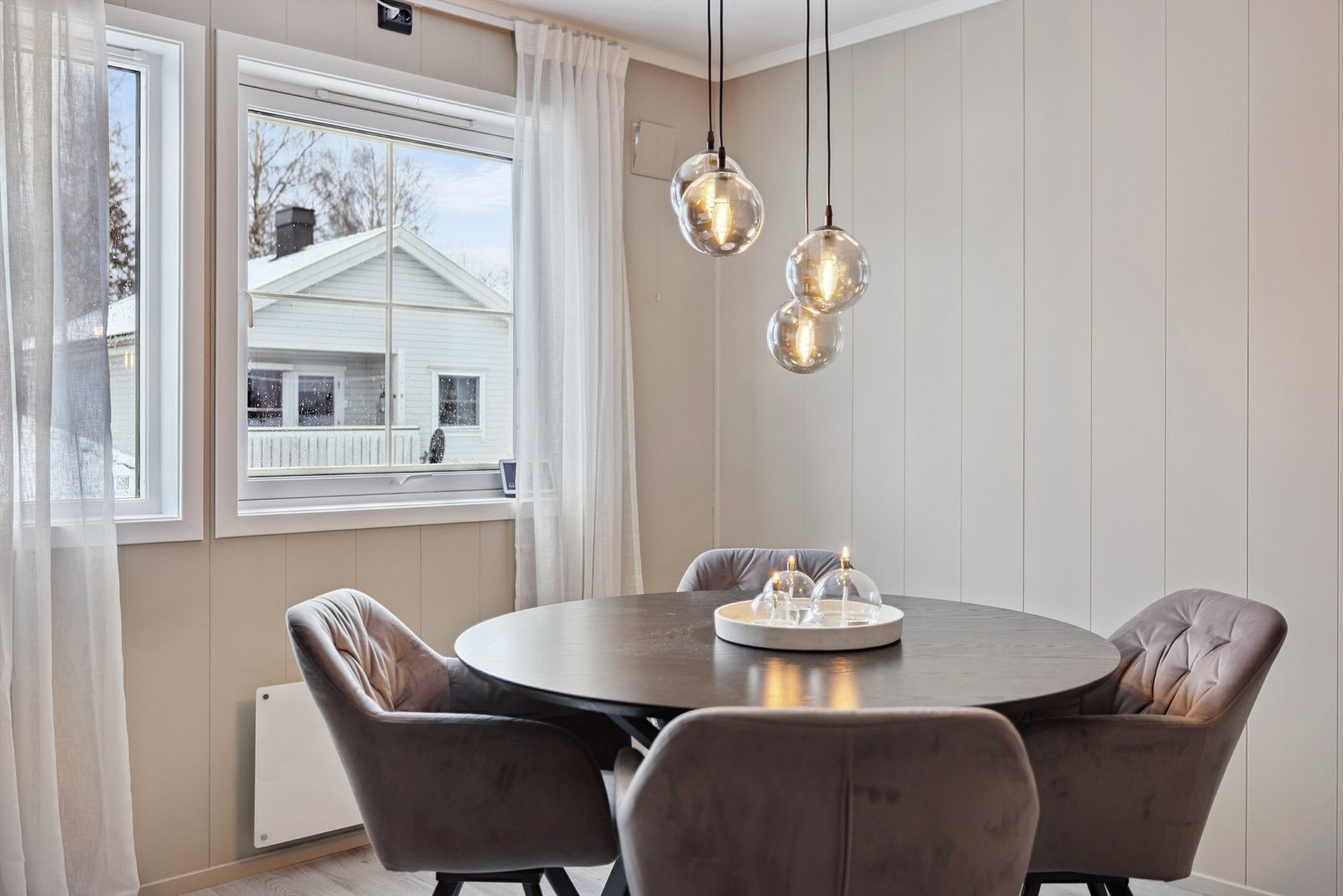 Spiseplassen ligger i tilknytning til kjøkkenet og har plass til et rundt spisebord. Galleribilde