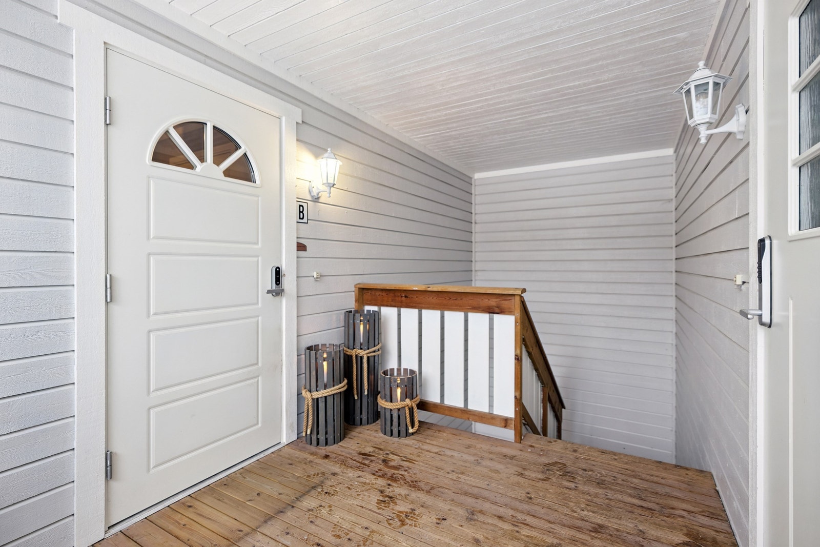 Leiligheten ligger i en firemannsbolig fra 2004. Det medfølger parkeringsplass i carport klargjort for elbillader. Galleribilde