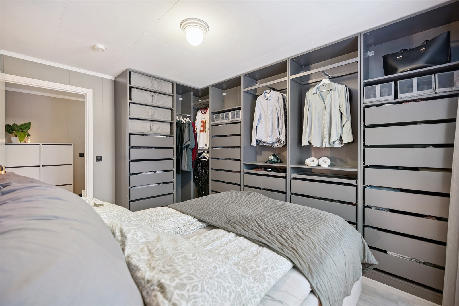 En åpen garderobeløsning gir rikelig med oppbevaringsplass og god oversikt. Galleribilde