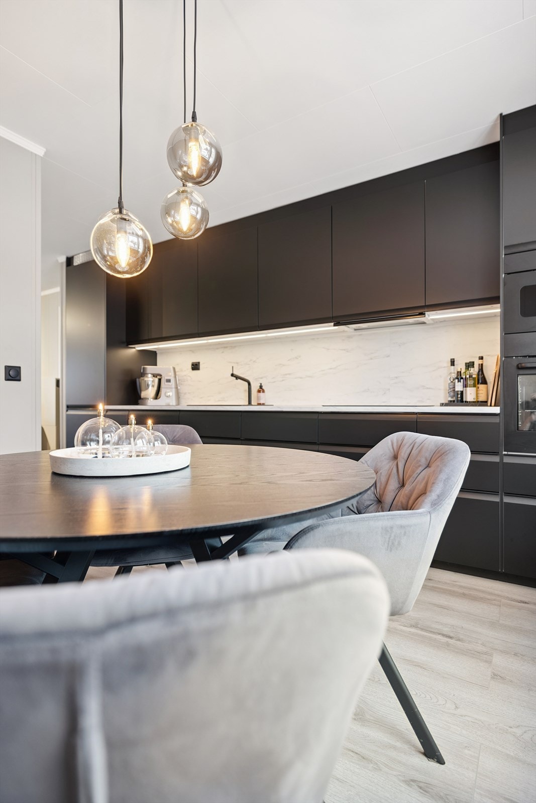 Kjøkkenet ble fullstendig modernisert i 2023 med en stilren innredning fra Ikea. Galleribilde