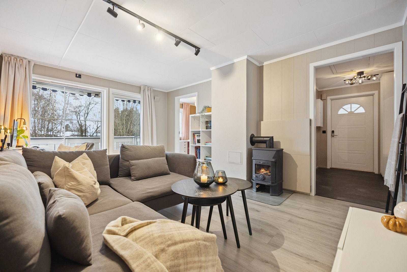 Den åpne løsningen gir en god flyt mellom stue og entré. Galleribilde