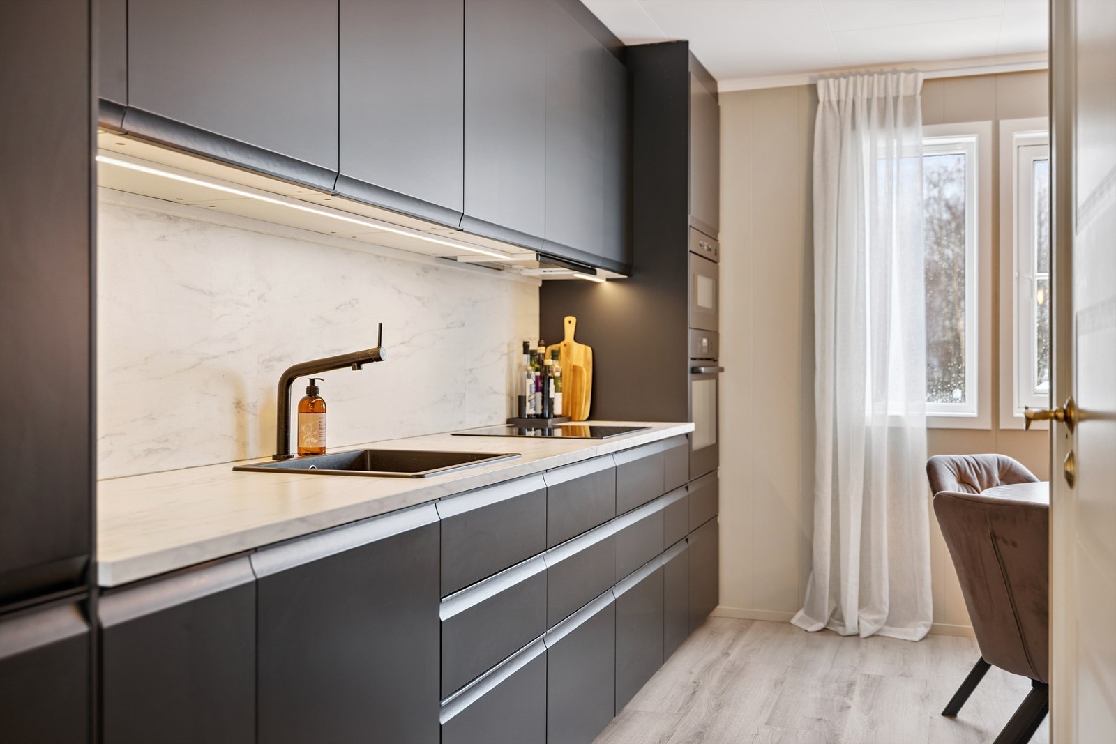 Alle hvitevarer er integrerte, inkludert stekeovn, mikro, platetopp og oppvaskmaskin. Galleribilde