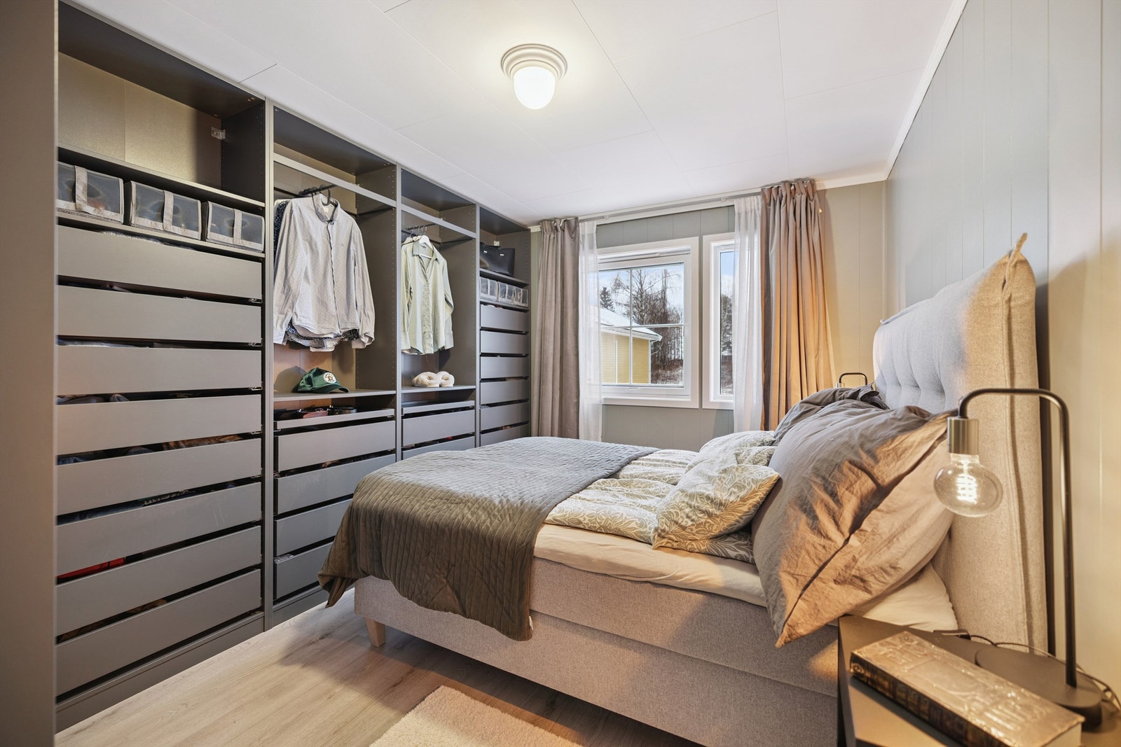 Malte panelplater på veggene gir et lunt preg. Galleribilde