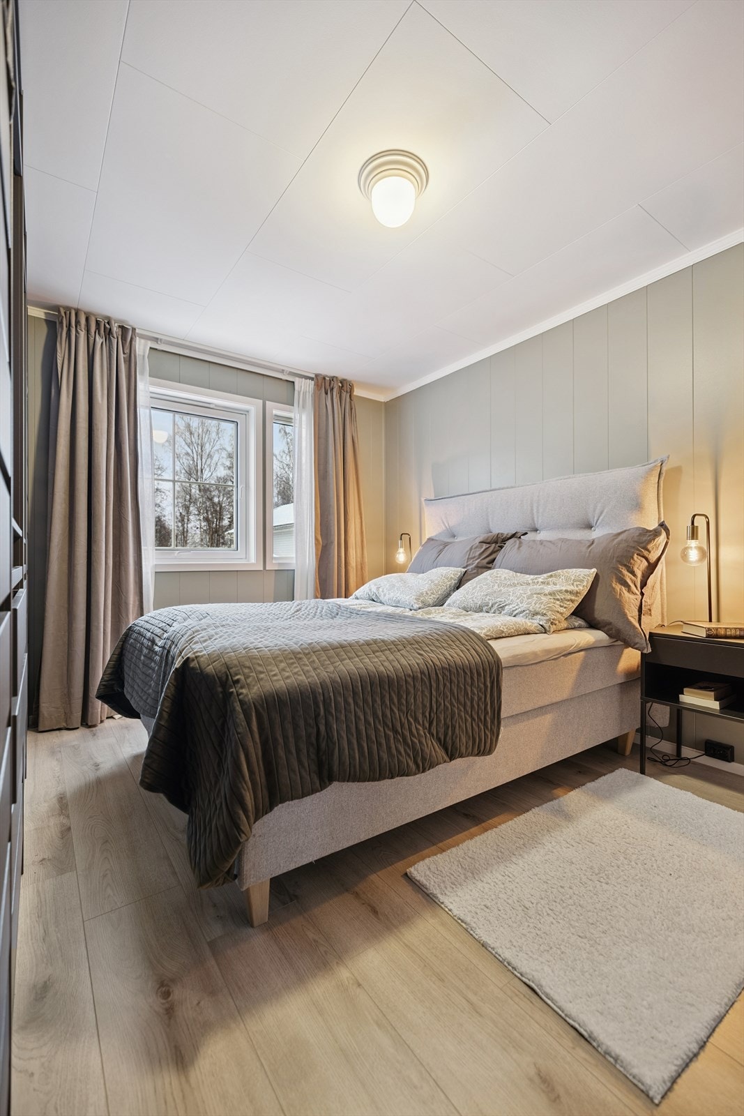 Leiligheten har to soverom, begge med nylagt laminatgulv. Galleribilde