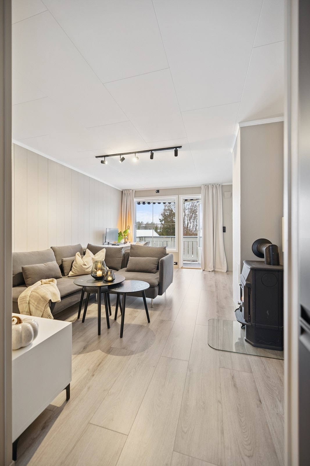 Himlingen i stuen ble nylig skiftet, noe som bidrar til et rent og pent uttrykk. Galleribilde