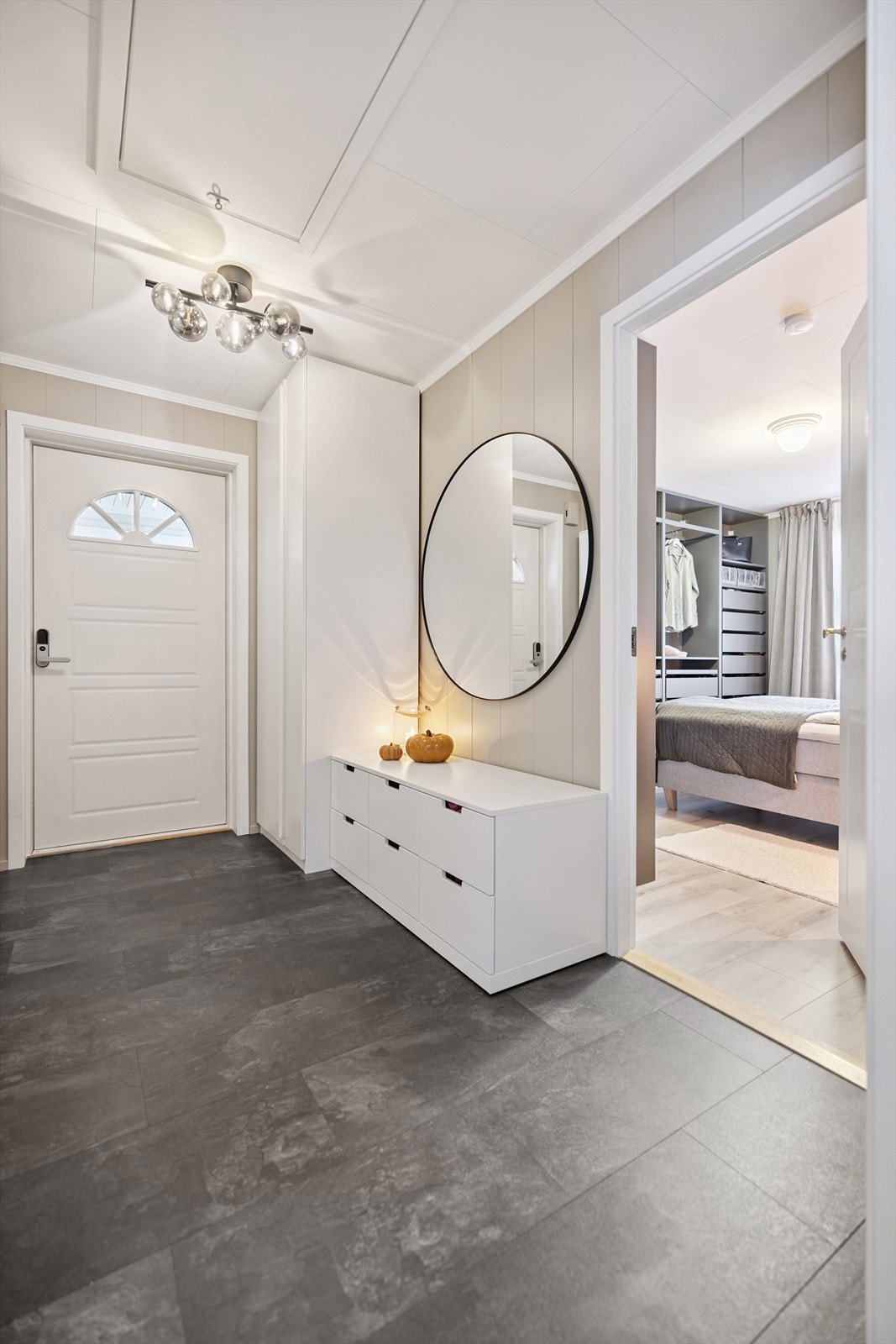 Fra entréen er det tilgang til leilighetens to soverom, bad og en innvendig bod. Galleribilde