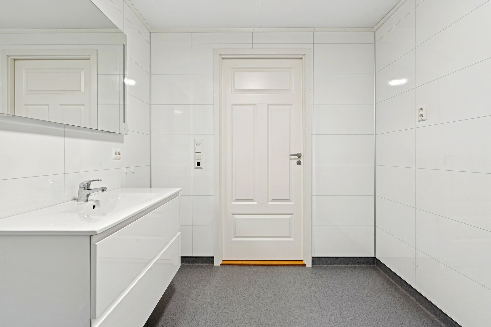 Rommet har opplegg for vaskemaskin, dusjkabinett, toalett og servant med speilskap. Galleribilde