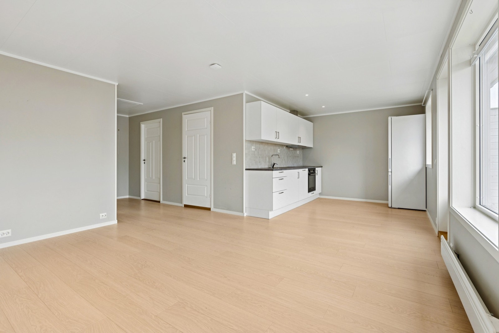 Her får du en lettstelt bolig på ca. 60m² med 2 soverom, en romslig stue og åpen løsning mot kjøkken. Galleribilde