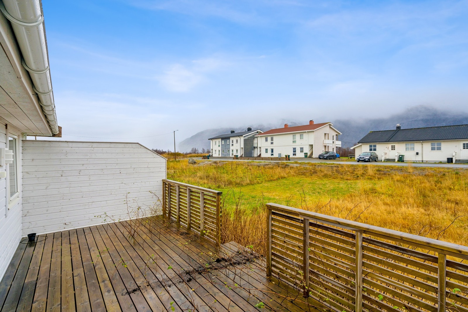 Fra kjøkkenet har du utgang til en sørvendt terrasse med god luft. Her har du ettermiddagssolen. Galleribilde