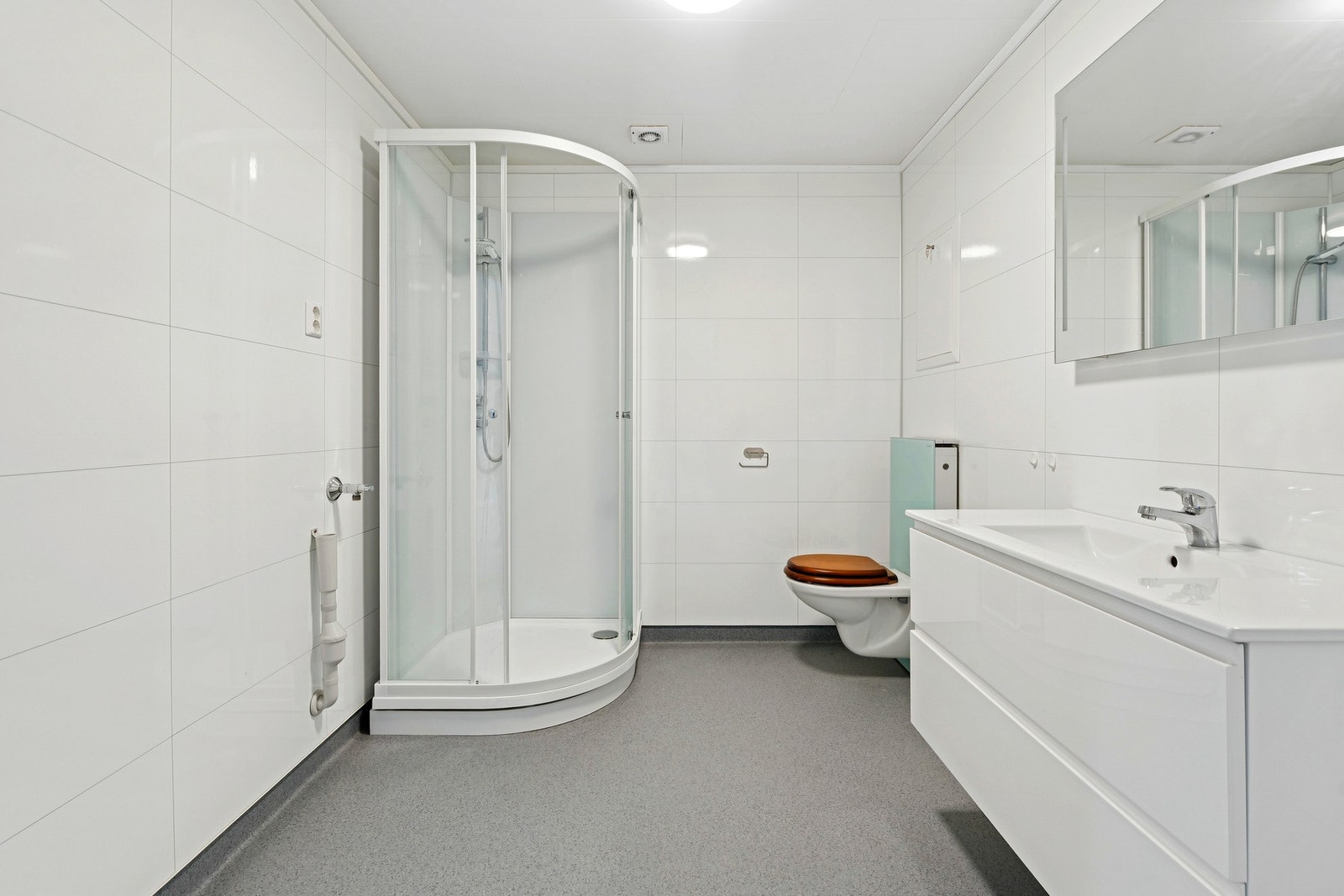 Badet byr på varmekabler i gulv og er bygd opp med våtromsplater på vegger og belegg på gulv. Galleribilde