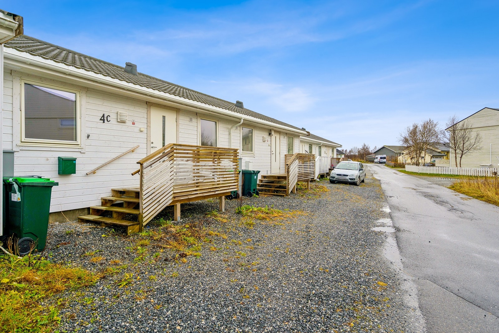 Hver bolig har sin egen oppstillingsplass til bil på egen tomt. Tomtearealet til denne eiendommen er ca. 172m². Galleribilde