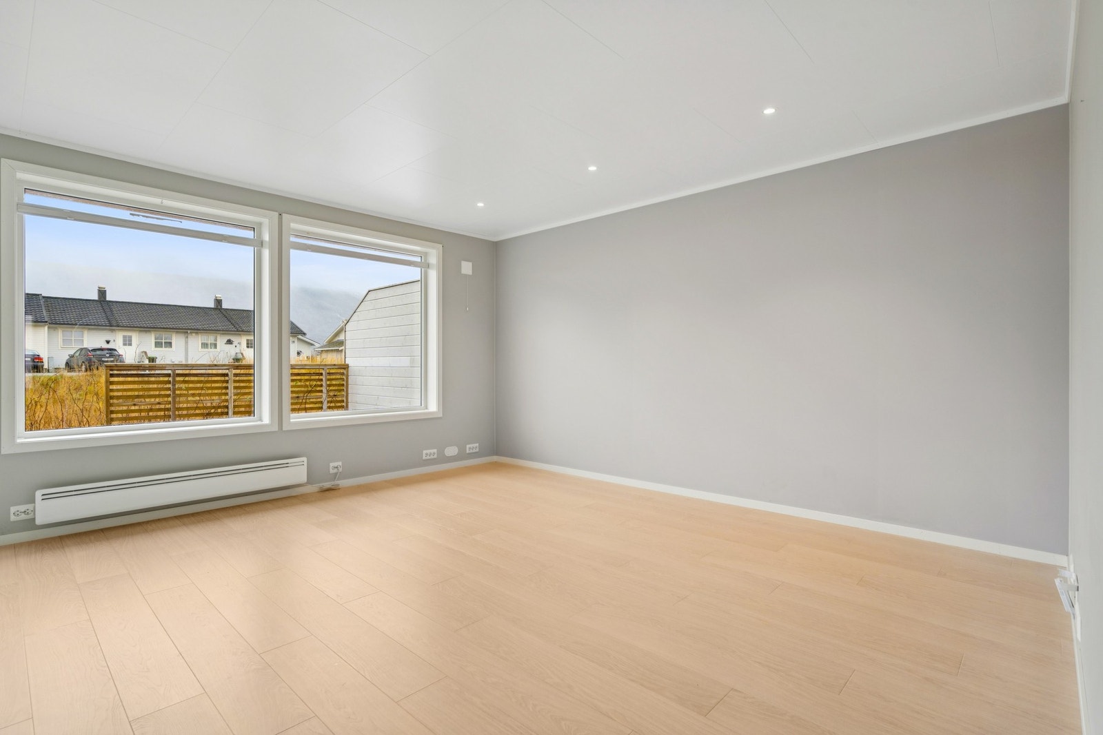 Det er gode møbleringsmuligheter og godt med naturlig lysinnslipp på stuen. Galleribilde