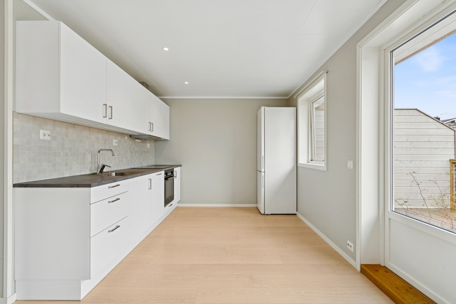 Kjøkkenet har integrert stekeovn, platetopp og oppvaskmaskin som medfølger salget. Galleribilde