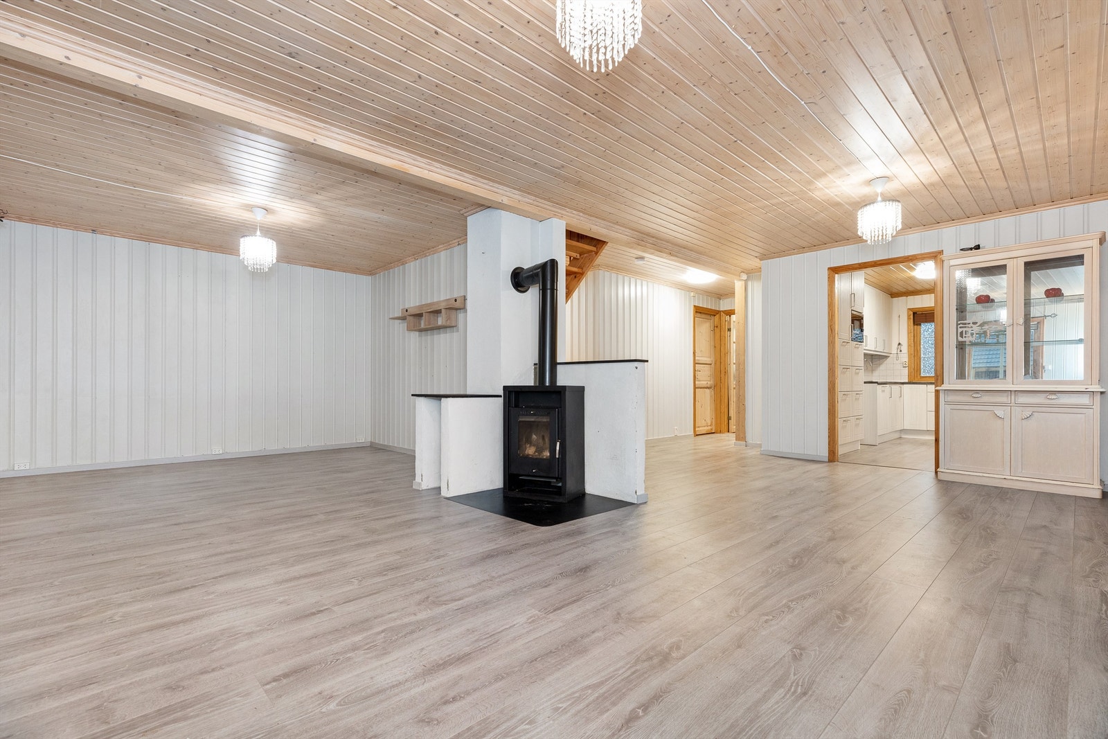 Stue i lyse farger med plass til sittegrupper. Her finner du en peisovn som gir rikelig med varme. Galleribilde