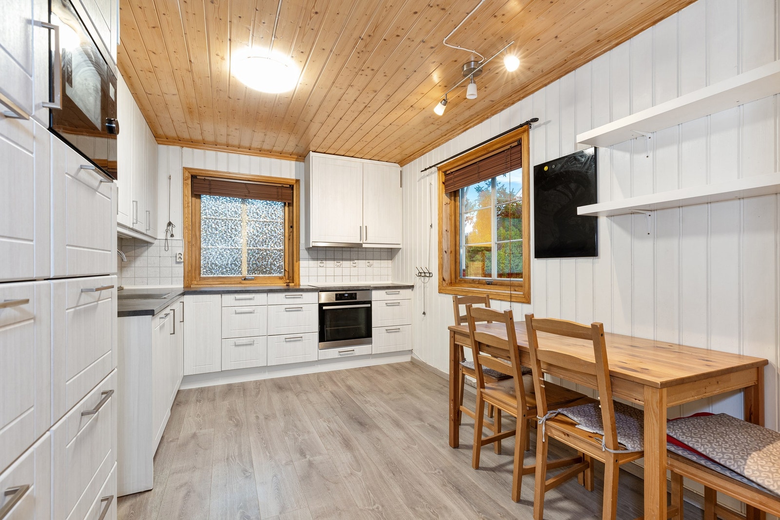 Kjøkken med plass til spiseplass. Det medfølger oppvaskmaskin, ovn og platetopp. Galleribilde