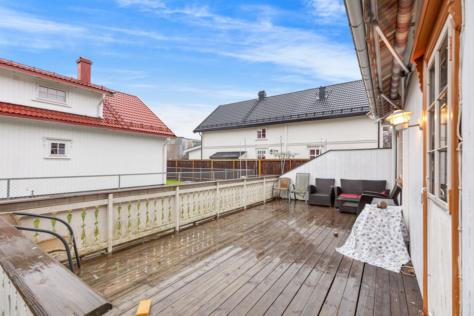 Fra stuen har du adkomst til en markterrasse og hageområdet. Galleribilde