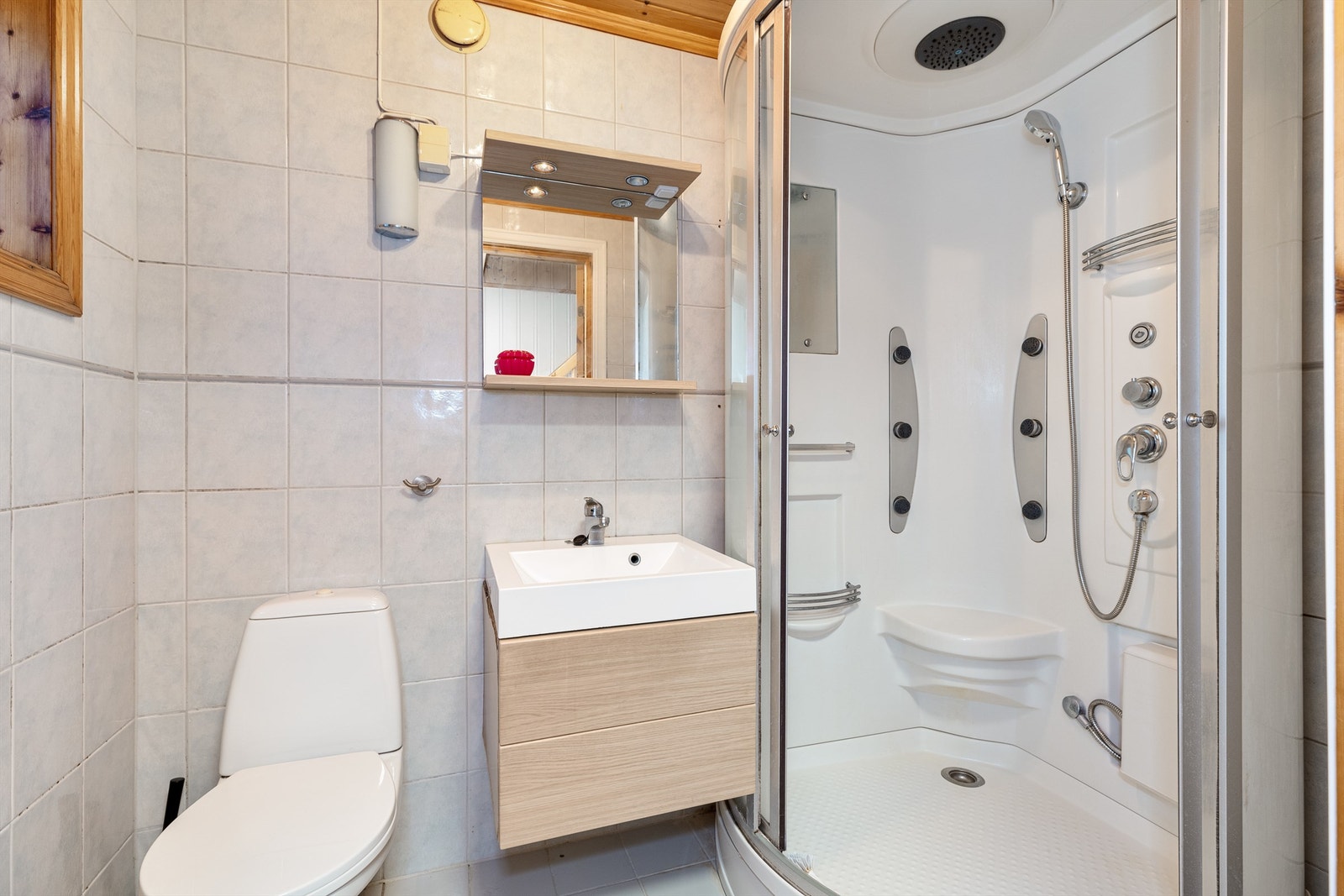 1.etasje: Bad med servant og dusj. Galleribilde