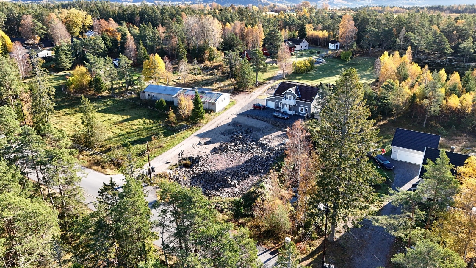 Tomten ligger på Hov, rett på bortsiden av Brattskottfeltet. Galleribilde