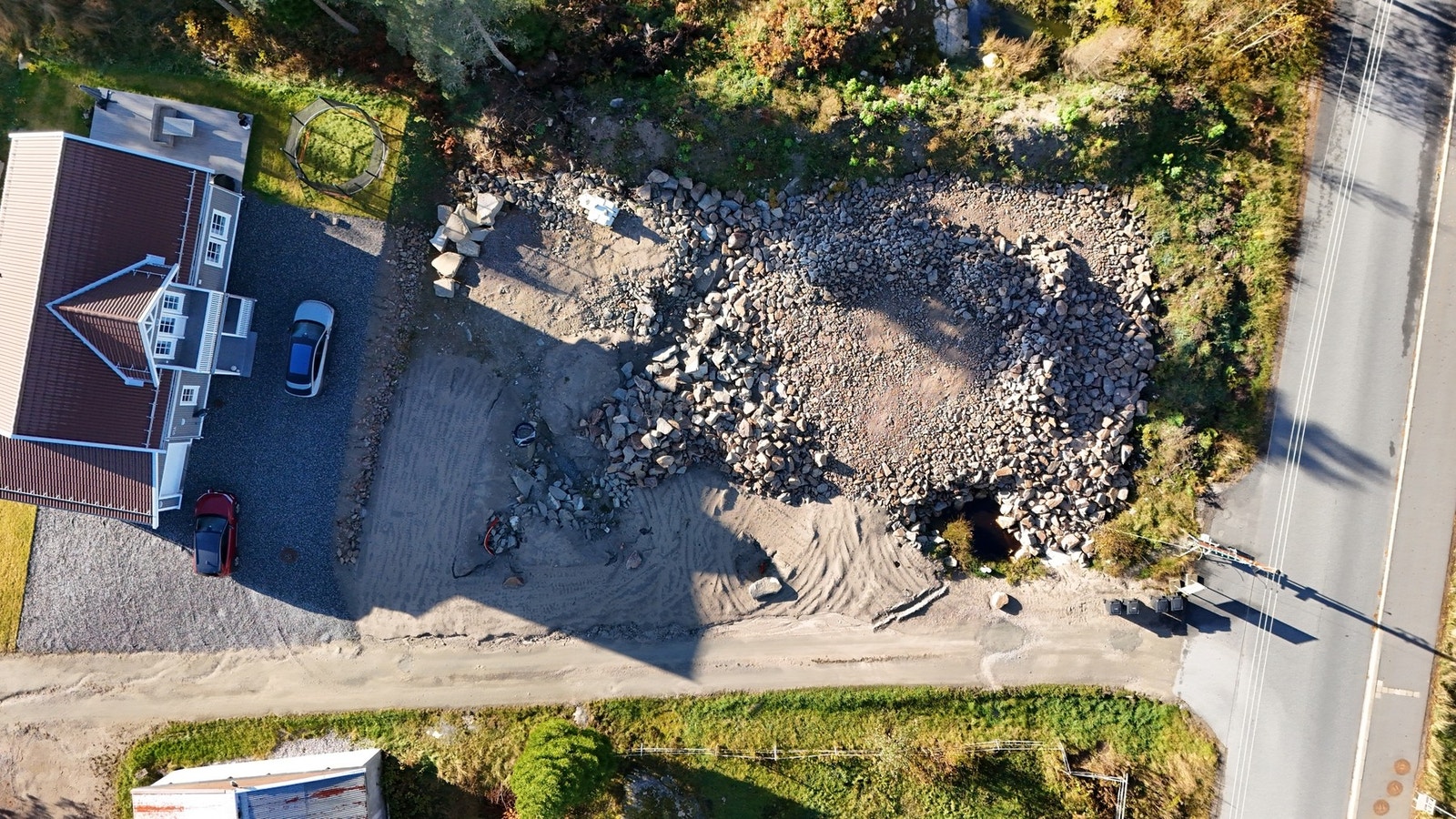 Tomten består av totalt 3 seksjoner hvor av 2 er ubebygd og kan kjøpes samlet eller enkeltvis. Galleribilde