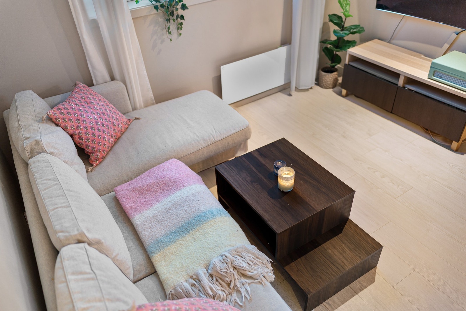 Kommunale avgifter, tv/internett, forsikring og elektroniske fellesavtaler er inkl. i de lave felleskostnadene. Galleribilde