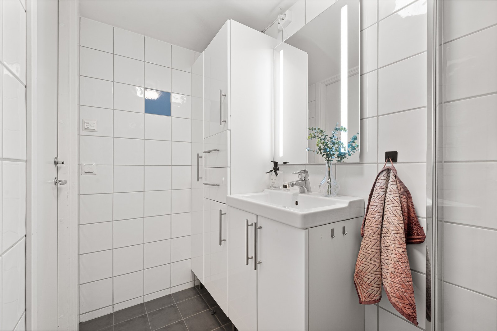 Flislagt baderom med elektriske varmekabler i gulvet. Galleribilde