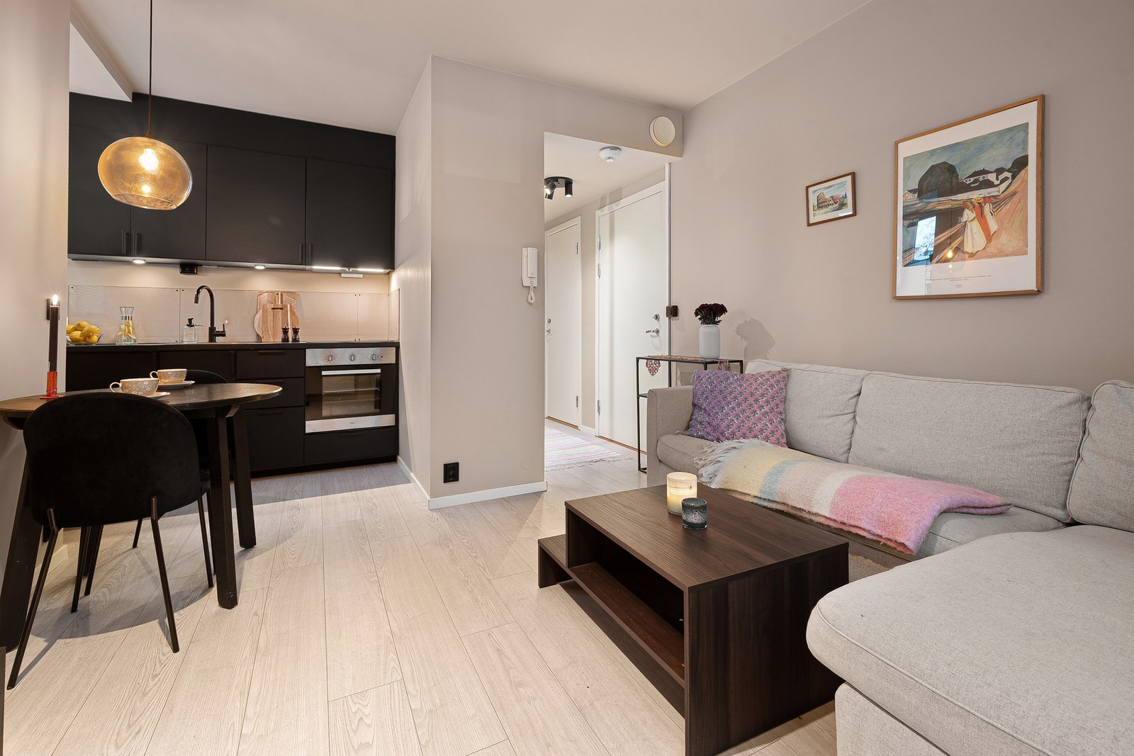 Leiligheten har en åpen stue/kjøkken-løsning på 13,8 kvm. Galleribilde