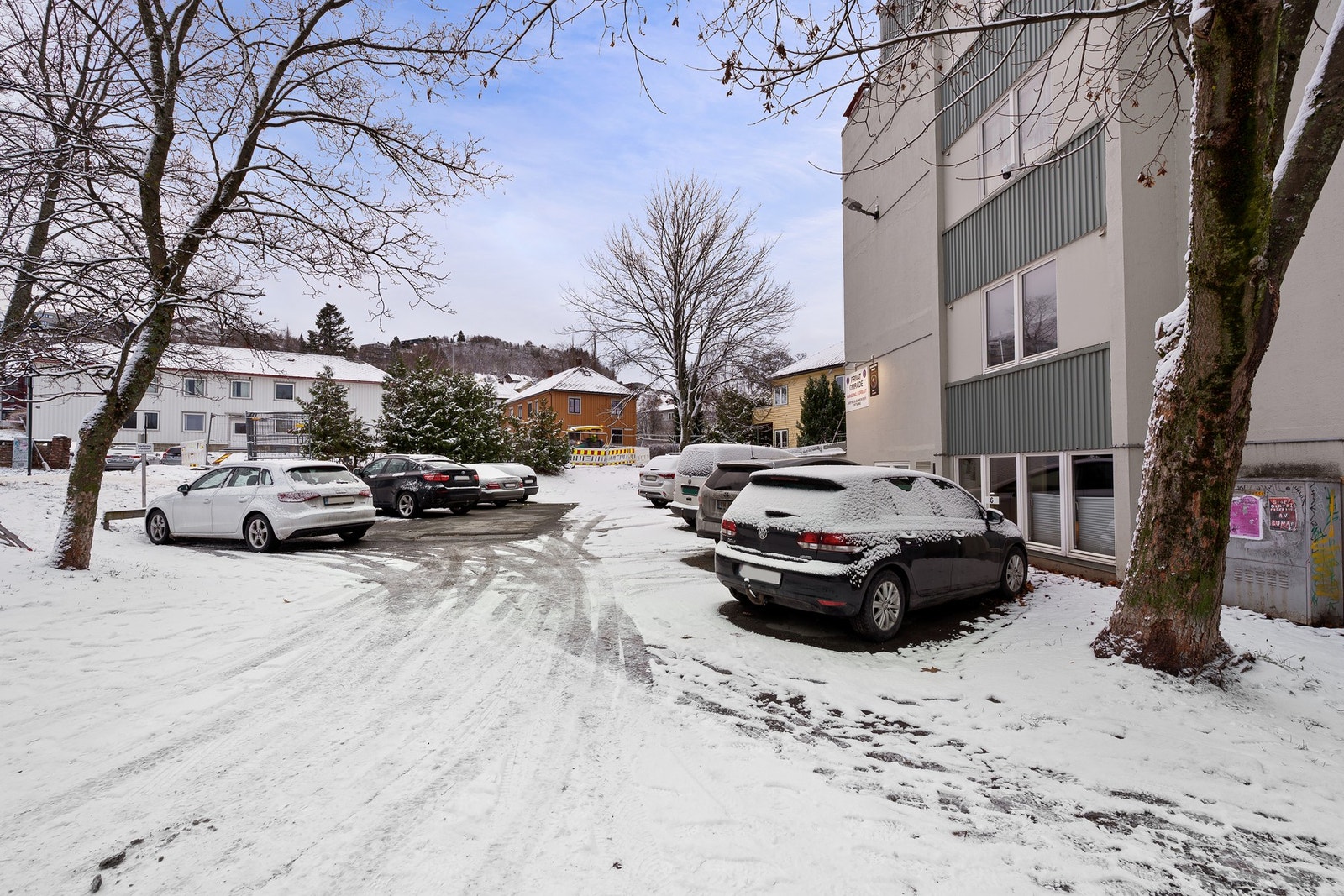 Borettslaget leier ut 11 parkeringsplasser som tildeles etter ansiennitet. Galleribilde