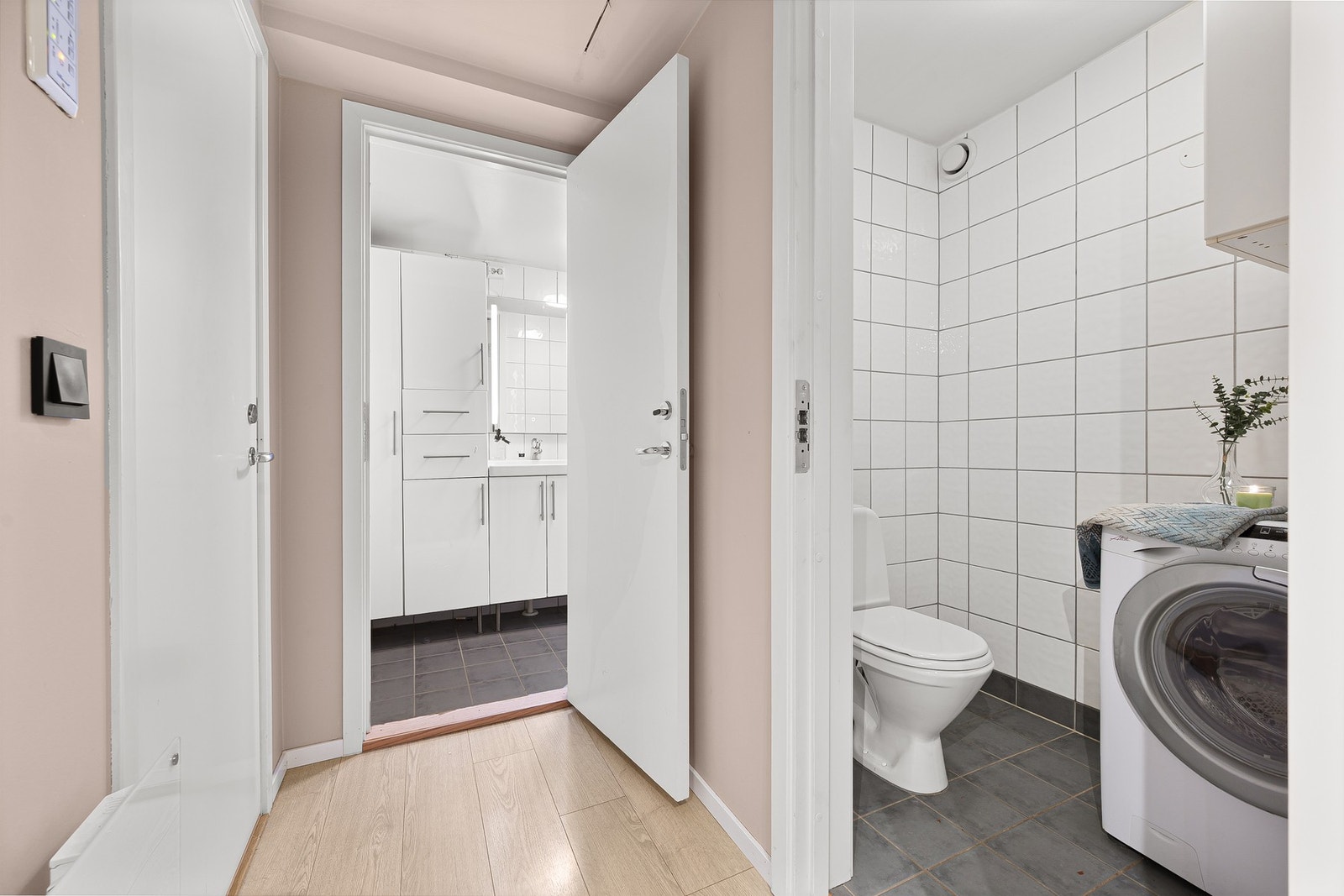 Soverommet har en svært praktisk og gjennomtenkt planløsning, med både bad og separat toalettrom i direkte tilknytning. Galleribilde