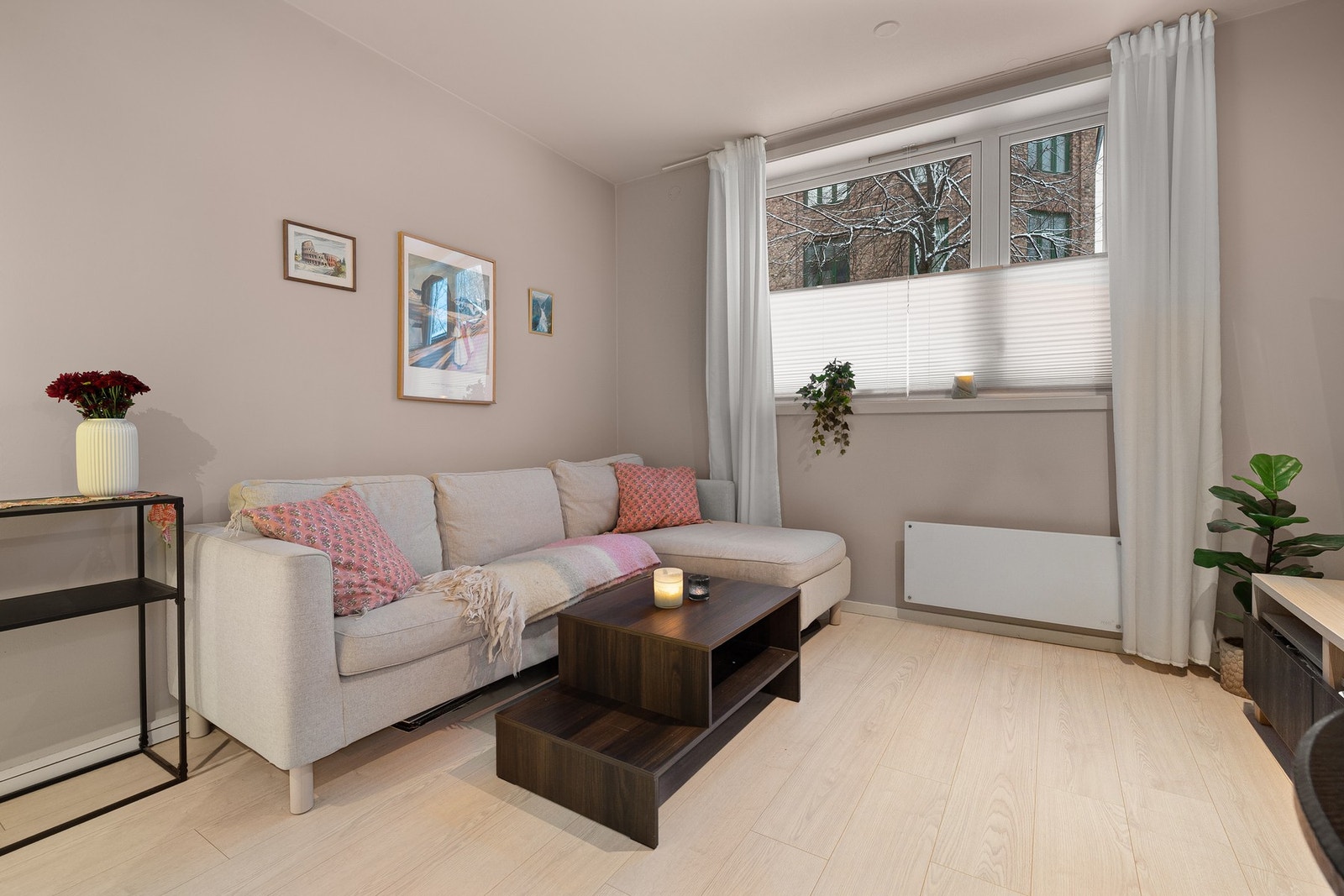 Romslig stue med god plass til sofa og stuebord. Galleribilde