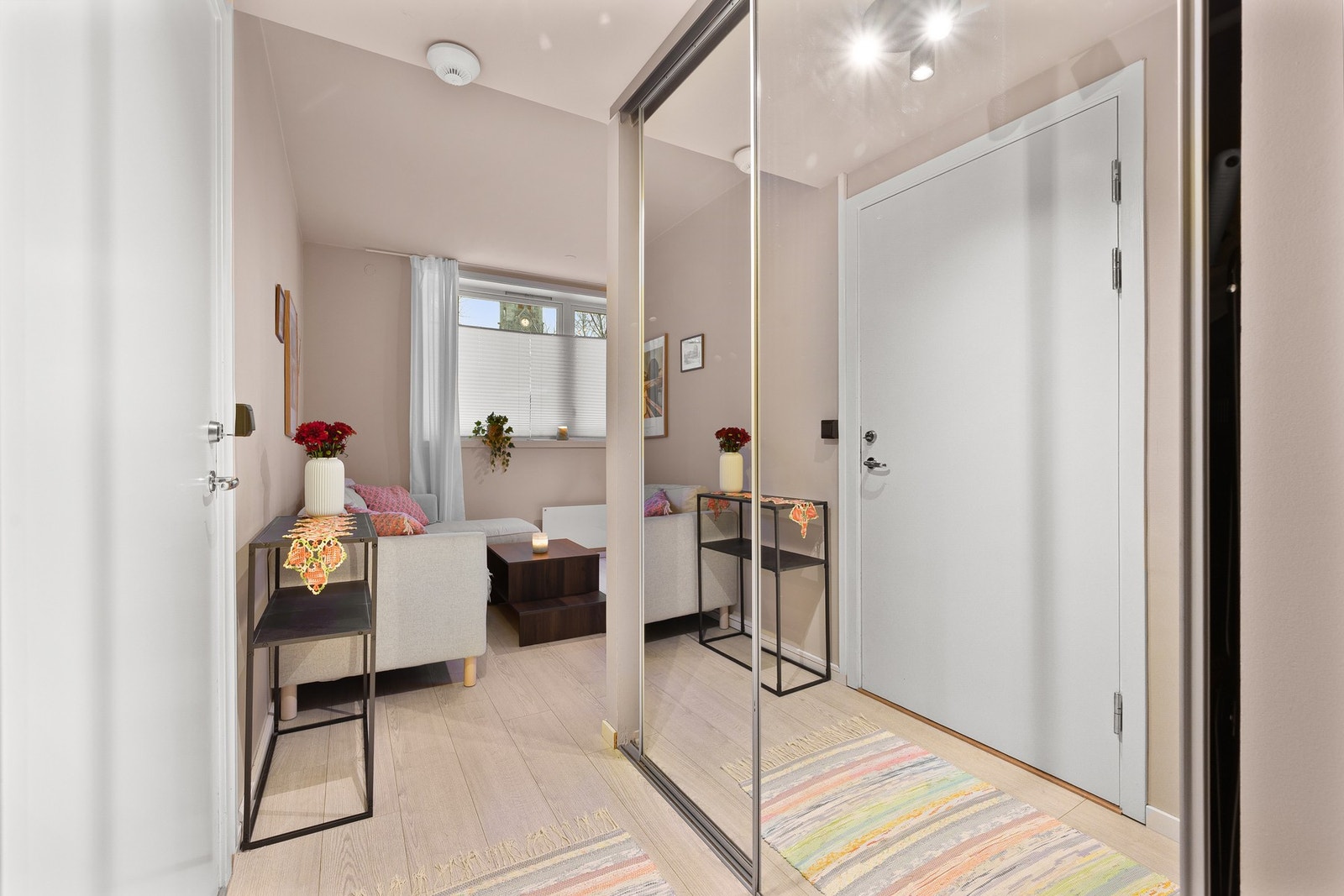 Entreen fremstår ryddig og funksjonell, med speilfronter som både gir ekstra romfølelse og god lagringskapasitet. Galleribilde