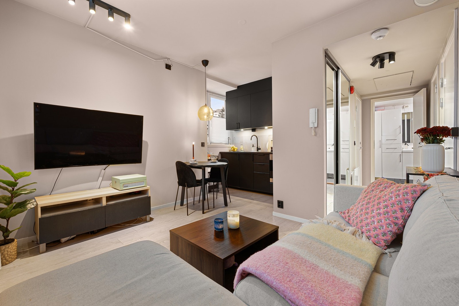 Moderne oppholdsrom med lune fargetoner, gjennomgående god standard og plass til både avslapning og måltider. Galleribilde