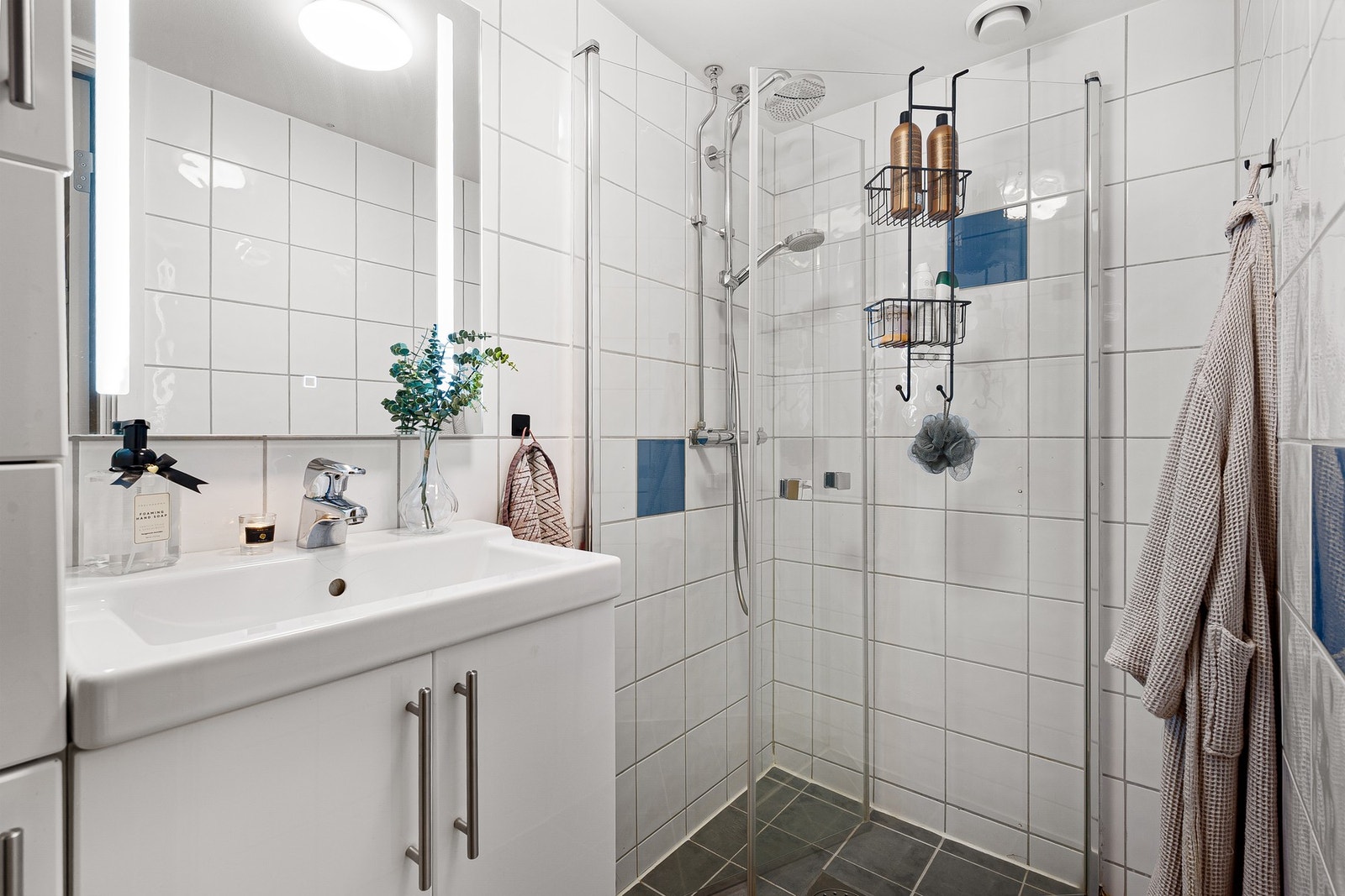 Tidløst baderom av god størrelse. Galleribilde