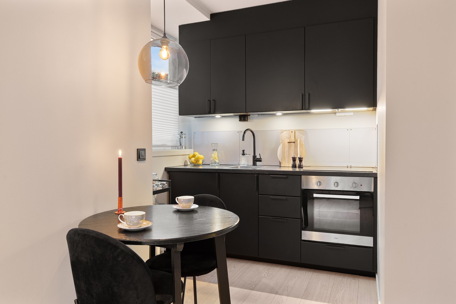 Stilrent og moderne kjøkken med mørke fronter, integrerte løsninger og godt med arbeidsplass. Galleribilde