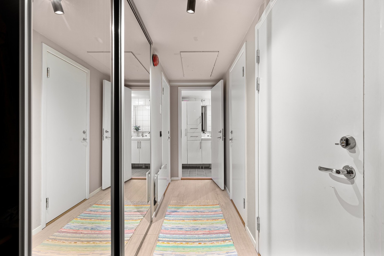 Innbydende entre med skyvedørsgarderobe. Galleribilde