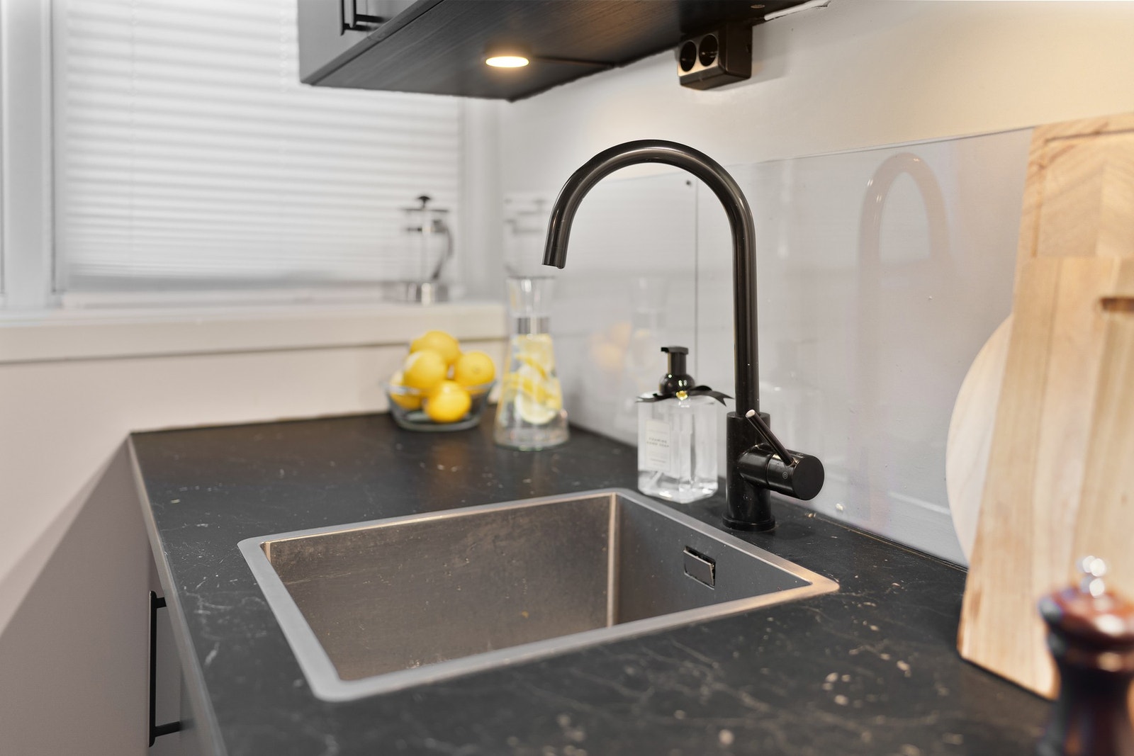 Kjøkkenet består av plane fronter og laminert benkeplate. Galleribilde