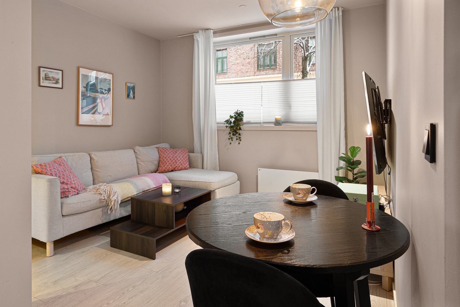 Her får du en fin og lys leilighet på 34BRA med gode oppholdsrom som er lett å innrede. Galleribilde