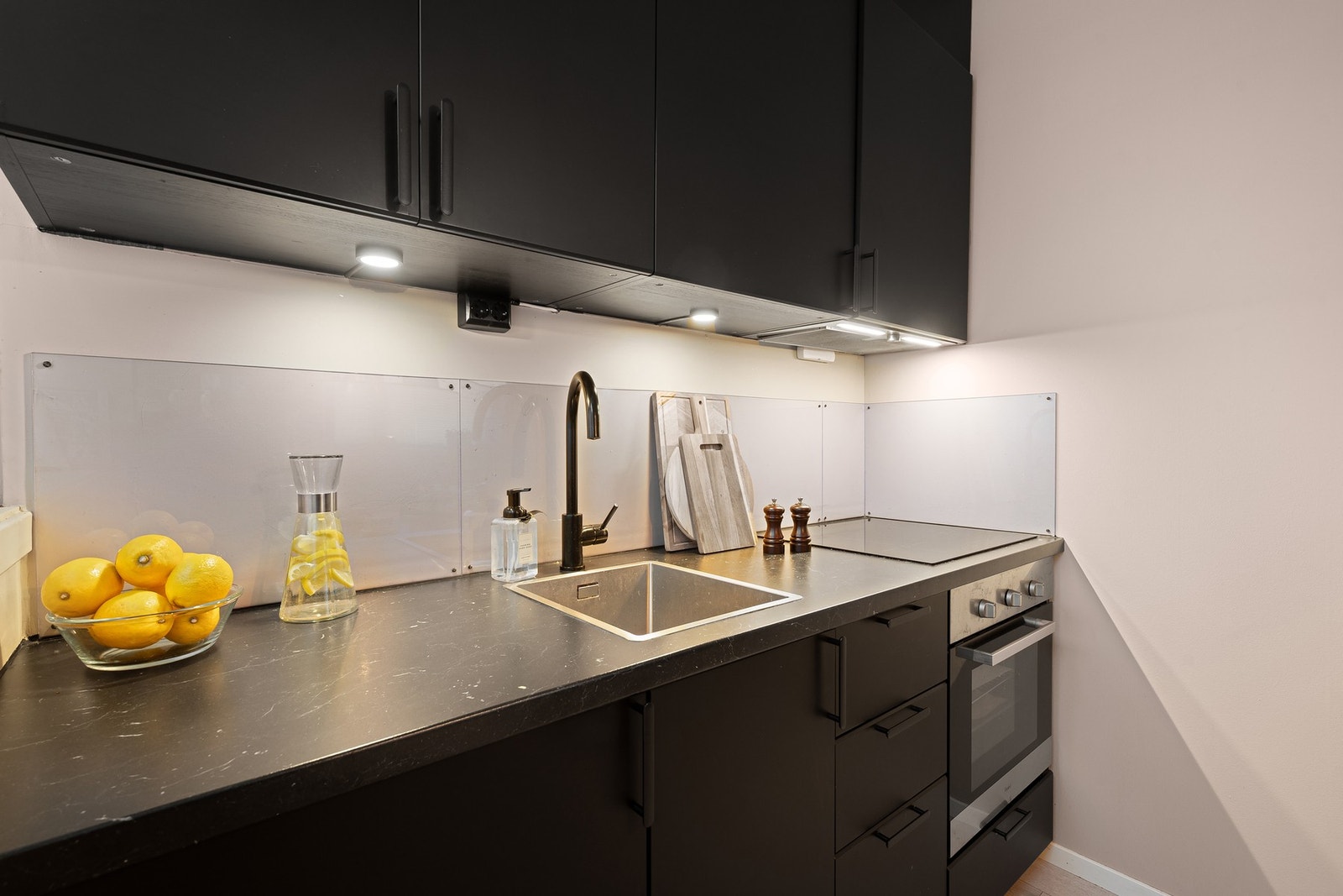 Integrerte hvitevarer som platetopp, stekeovn og kjøleskap medfølger handelen. Galleribilde