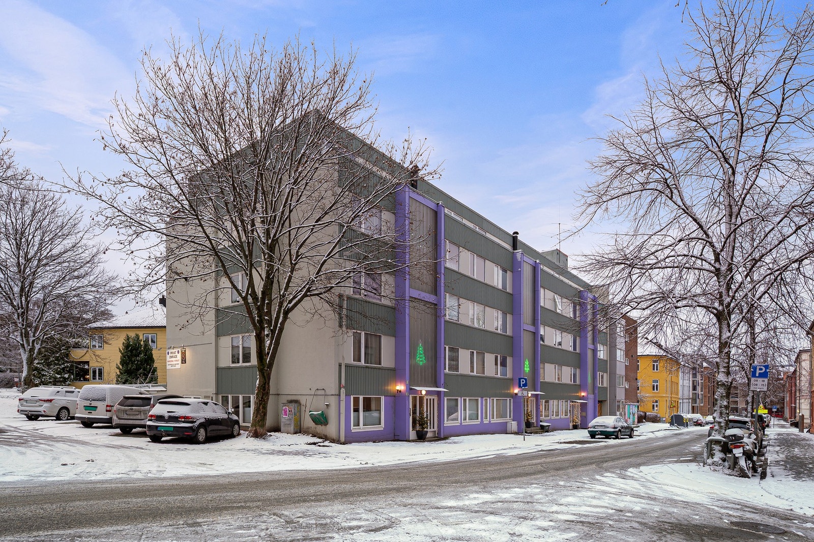 Fasaden viser en veldrevet eiendom med gode parkeringsmuligheter og enkel adkomst. Galleribilde