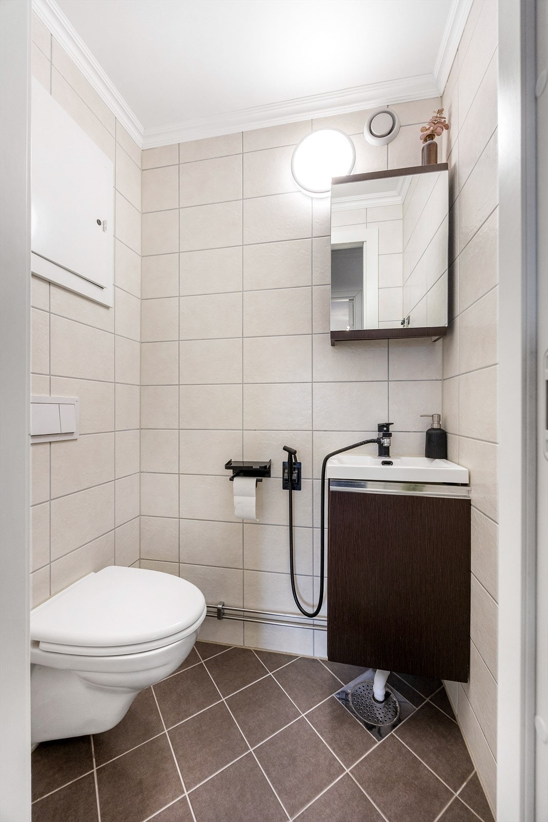 Leiligheten har et praktisk, separat toalettrom med vegghengt klosett og servant. Galleribilde