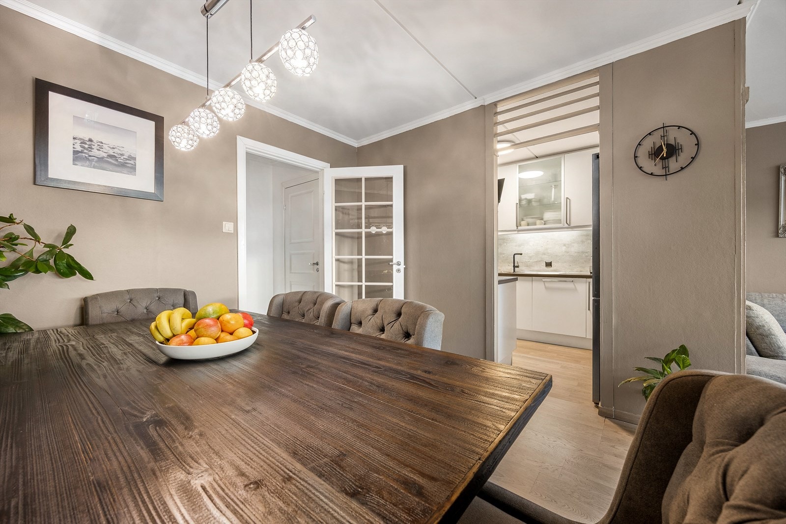 Leiligheten har et praktisk, separat kjøkken i tilknytning til stuen. Galleribilde