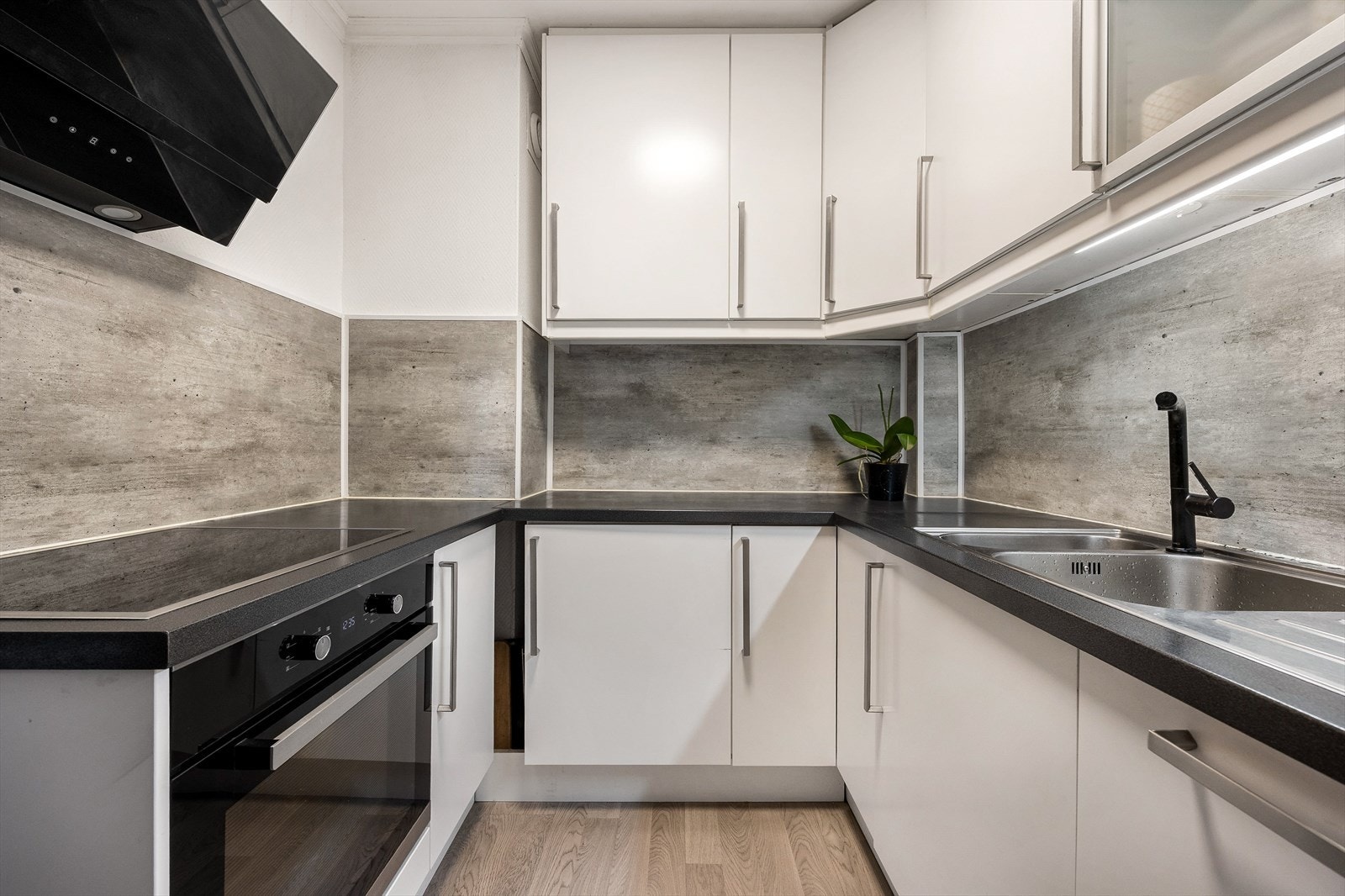 Innredningen har integrert stekeovn og platetopp, samt opplegg for oppvaskmaskin. Galleribilde