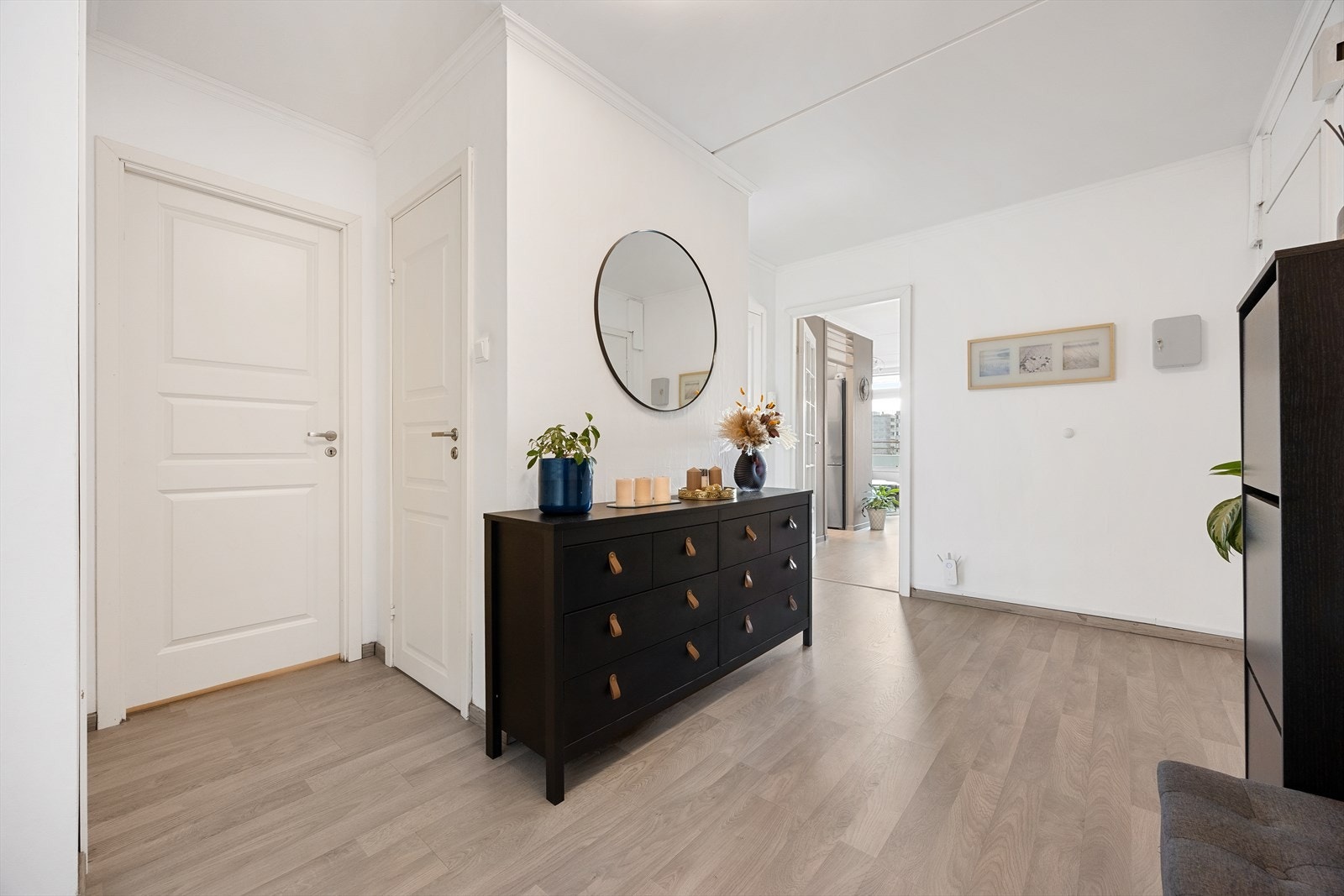 Romslig entré som fungerer som et bindeledd mellom leilighetens rom. Galleribilde