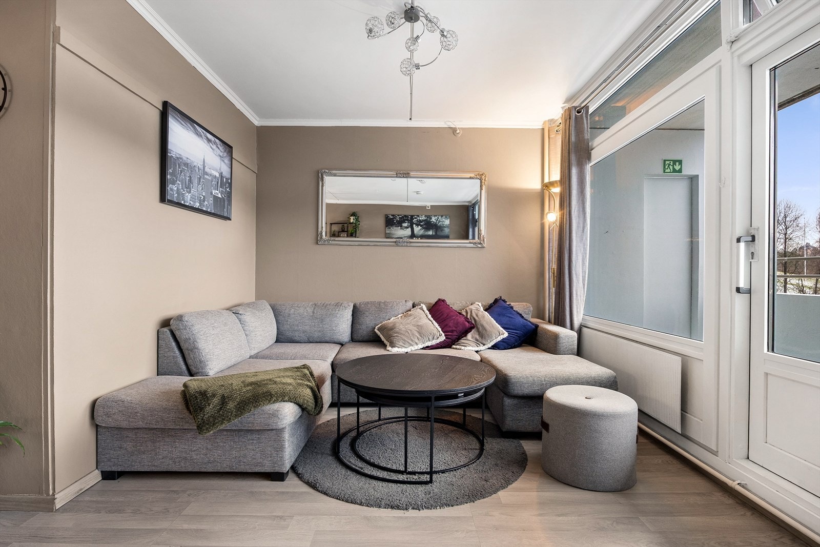 Leiligheten har en koselig og velutnyttet stuekrok som skaper en behagelig ramme for både avslapning og hyggelige sammenkomster. Galleribilde