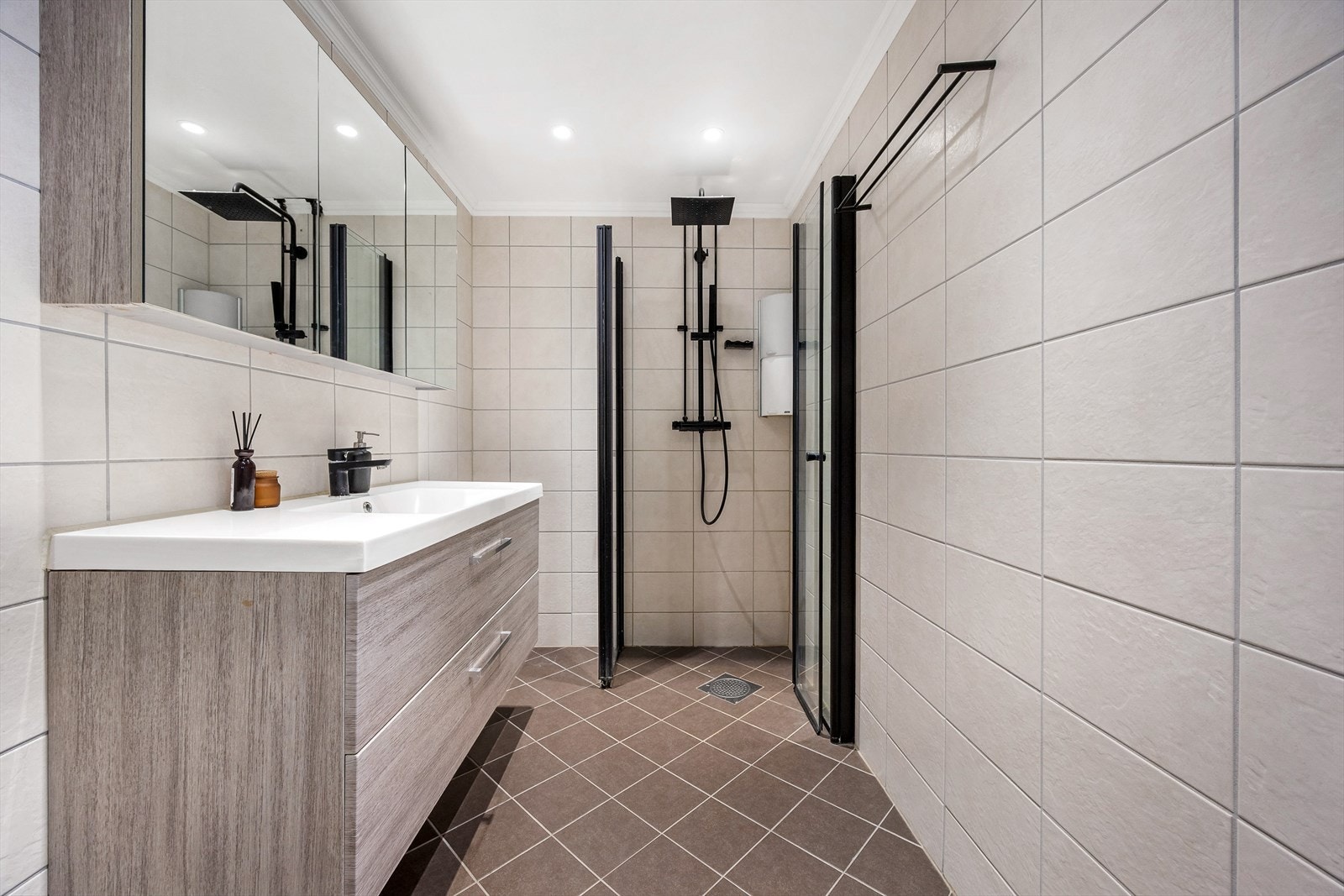 Dusjnisje med innfellbare dører i herdet glass gir en arealeffektiv løsning. Galleribilde