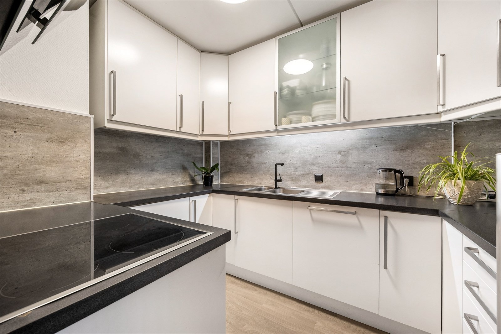 Kjøkkenet ble modernisert i 2024 med nye, glatte fronter og laminatbenkeplate. Galleribilde